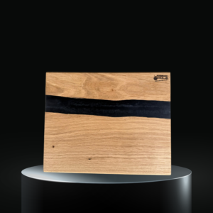 Servierbrett aus Eichenholz mit schwarzem Epoxidharz